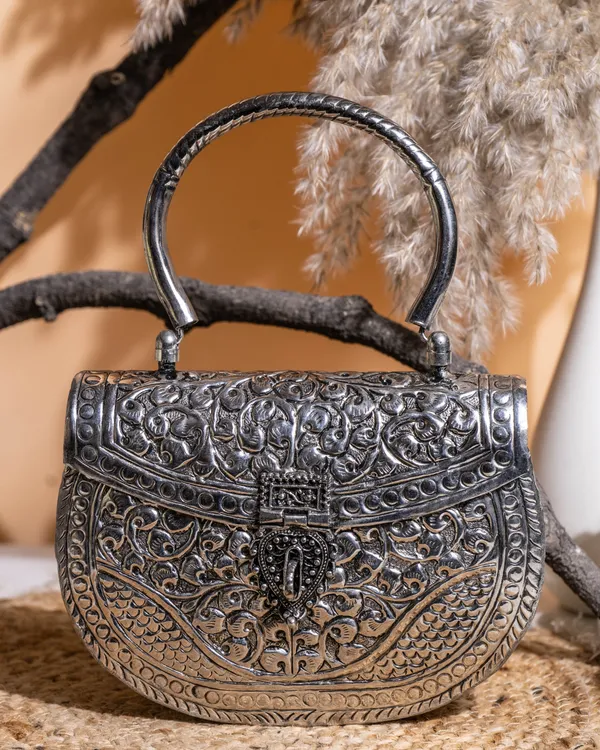 Noor_Royal_Silver_Minaudière